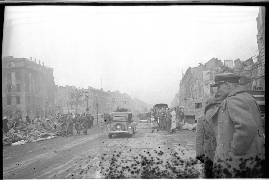 Раненые немцы на улицах Берлина. 3 мая 1945 г. Автор Елизавета Микулина