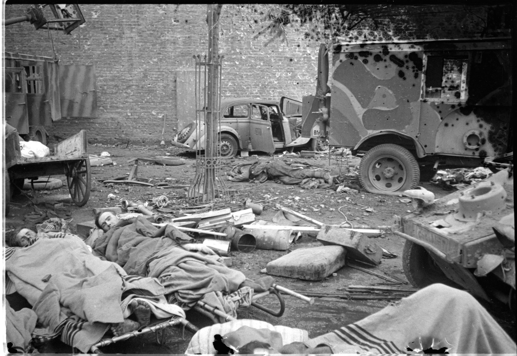 Раненые немцы на улицах Берлина. 3 мая 1945 г. Автор Елизавета Микулина