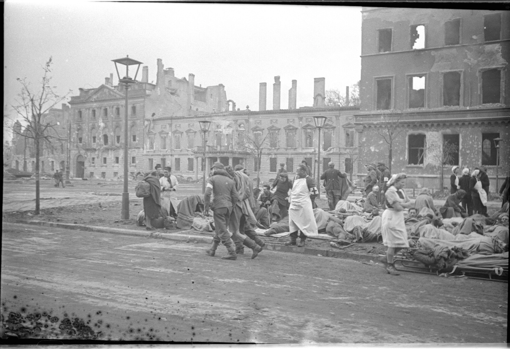 Немецкие раненые около гостиницы «Aldon», где располагался немецкий госпиталь. Берлин. 3 мая 1945 г. Автор Елизавета Микулина