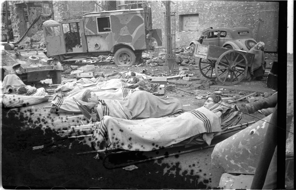 Раненые немецкие солдаты на Унтер-ден-Линден. Берлин. 3 мая 1945 г. Автор Елизавета Микулина