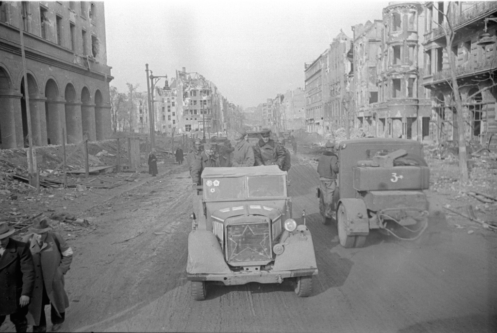 Раненые немецкие солдаты на Унтер-ден-Линден. Берлин. 3 мая 1945 г. Автор Елизавета Микулина