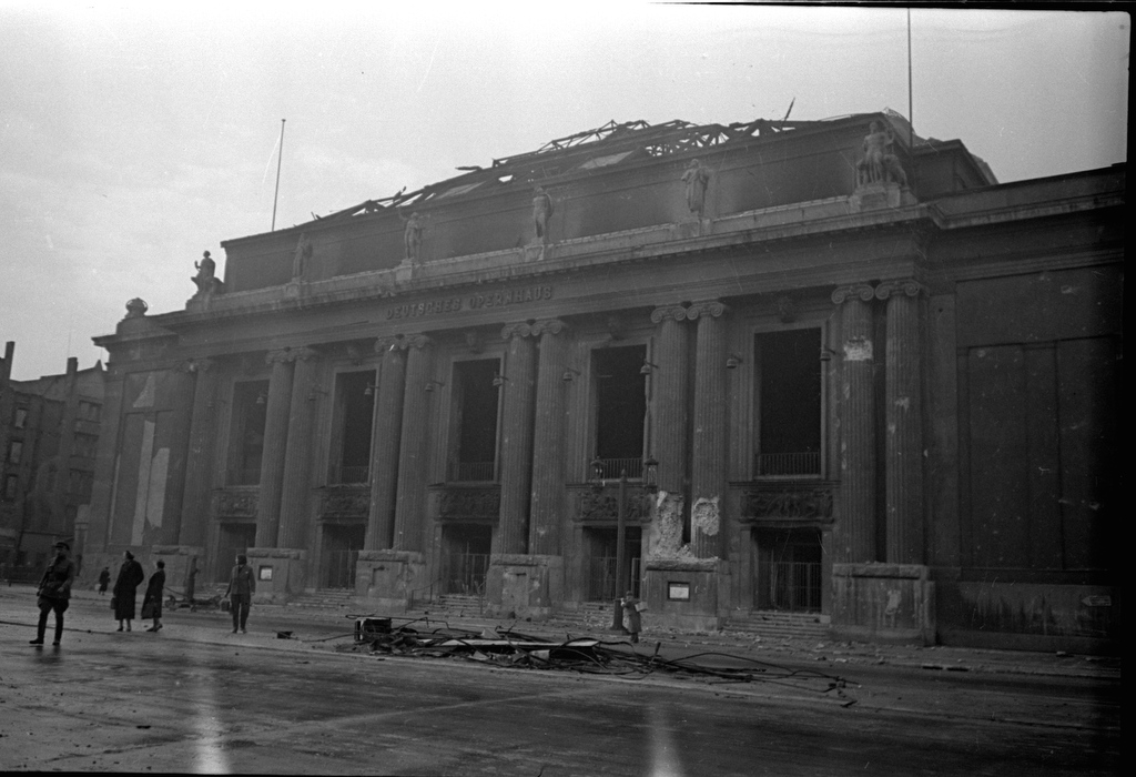 Здание Городской оперы. Берлин. 3 мая 1945 г. Автор Елизавета Микулина