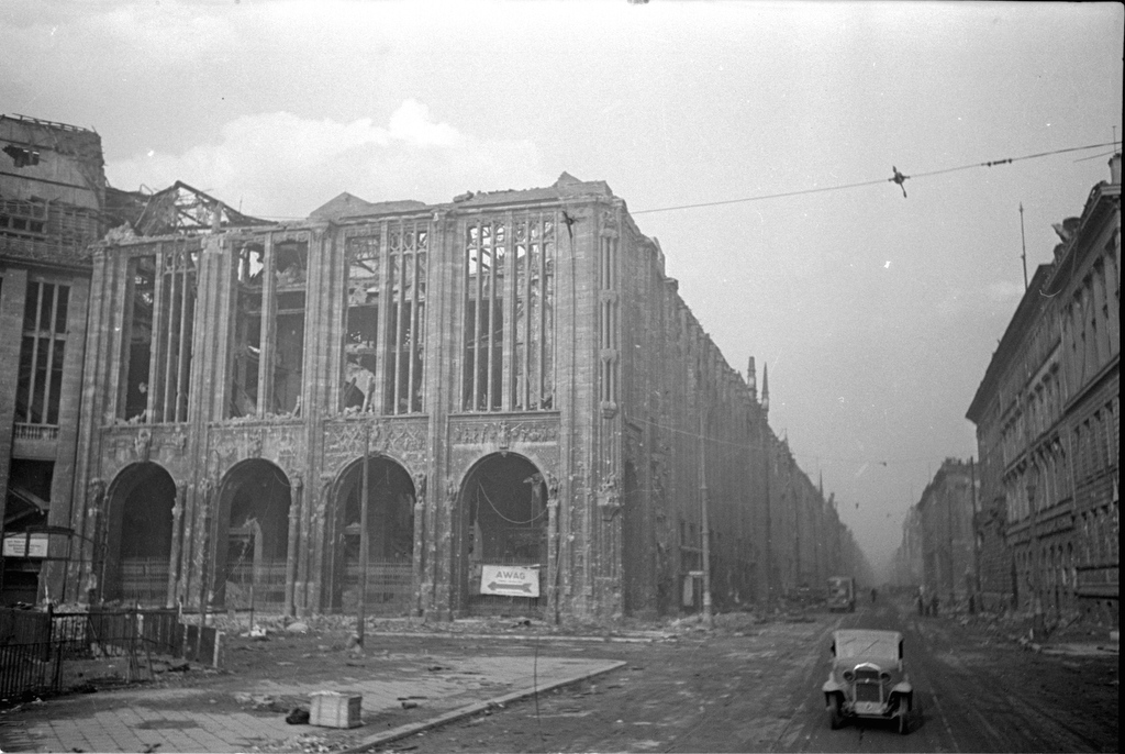Улица Шарлоттенштрассе. Берлин. 3 мая 1945 г. Автор Елизавета Микулина