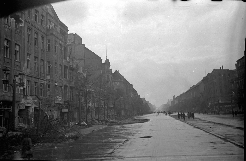 Улица Шарлоттенштрассе. Берлин. 3 мая 1945 г. Автор Елизавета Микулина