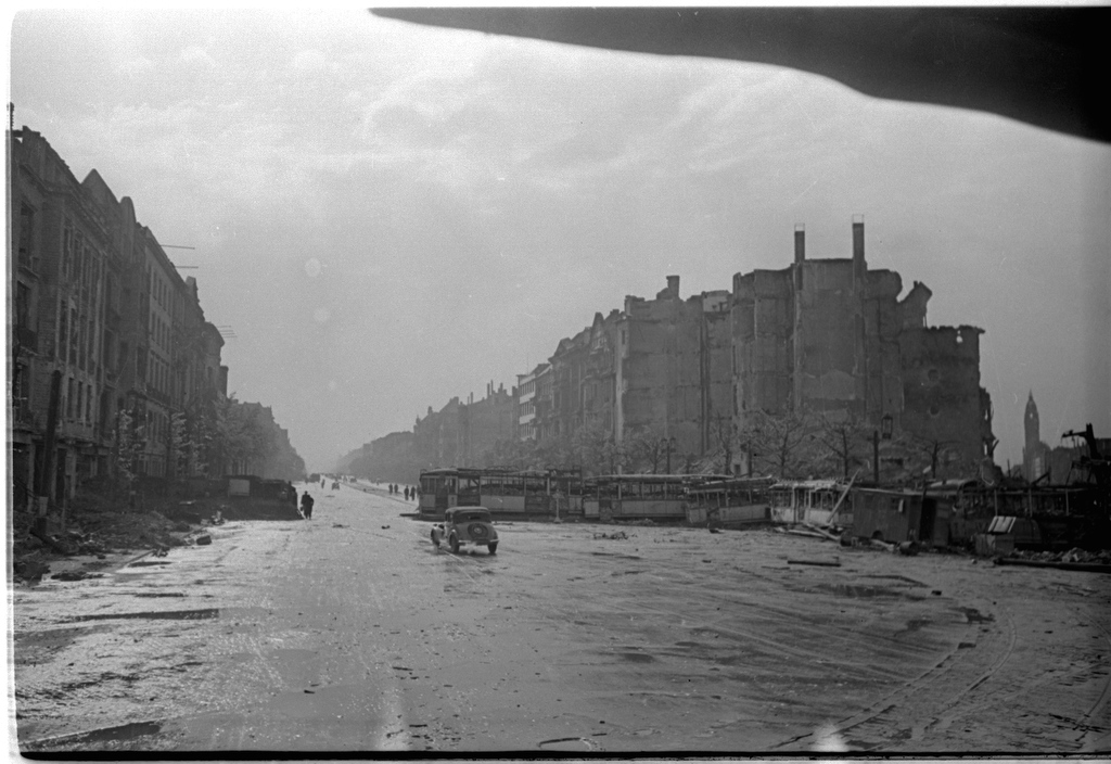 Баррикады на улице Шарлоттенштрассе. Берлин. 3 мая 1945 г. Автор Елизавета Микулина