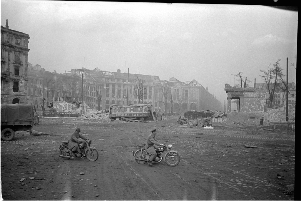 Баррикады на улице Шарлоттенштрассе. Берлин. 3 мая 1945 г. Автор Елизавета Микулина