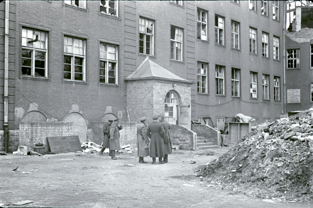 Расположение дивизионного медицинского пункта. Каульсдорф. Берлин. 24 апреля 1945 г. Автор Валерий Фаминский