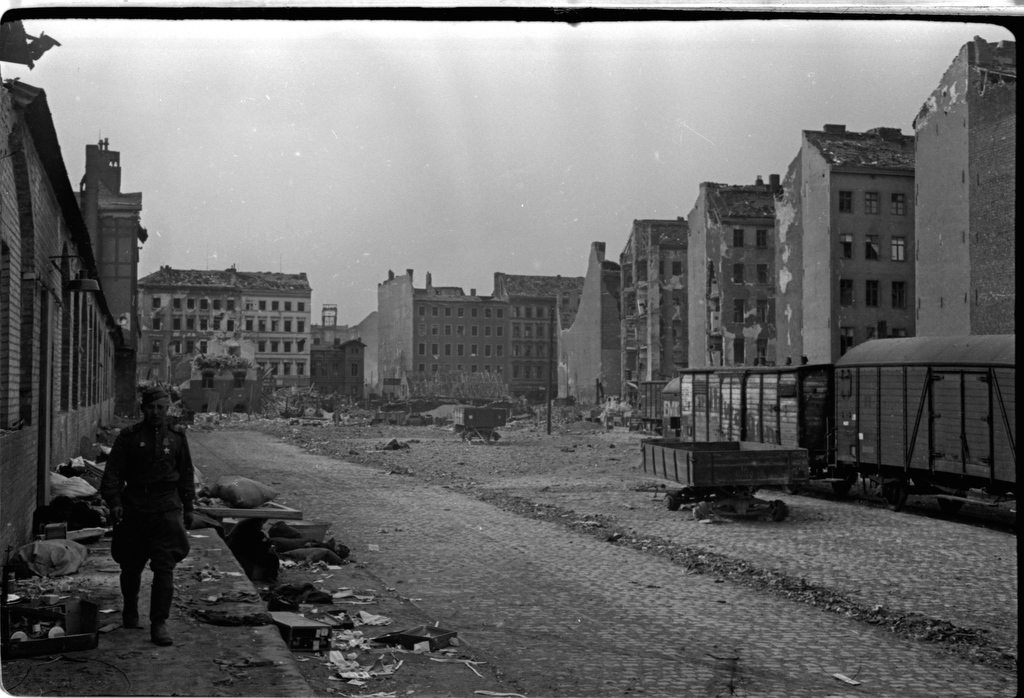 Территория у Силезского вокзала. Берлин. 24 апреля 1945 г. Автор Валерий Фаминский