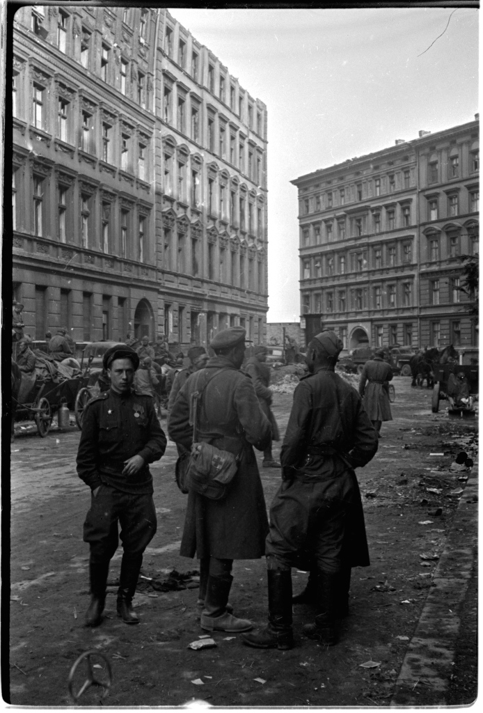 Орудийный расчет лейтенанта Насилова на улице Берлина. 27 апреля 1945 г. Автор Валерий Фаминский