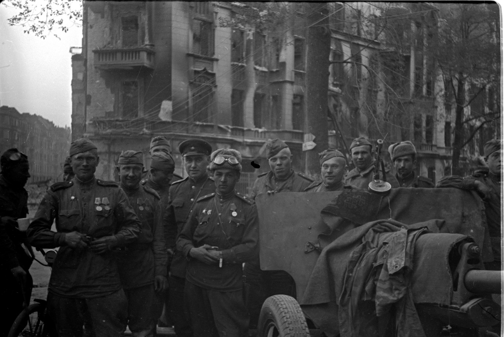 Беседа с раненым бельгийцем. Медсанбат № 599. Берлин. 24 апреля 1945 г. Автор Валерий Фаминский