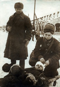 Перевязка раненого в бою под Сталинградом. 1942 г