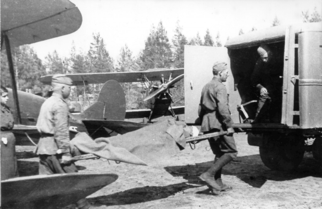 Погрузка раненого партизана 1943