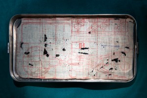 Крышка стерилизатора, со схемами послойного размещения  инструментов   в укладе полкового набора   