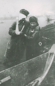 Санинструктор МС Нечипорчукова оказывает помощь раненым при форсировании реки Одер 1945 г