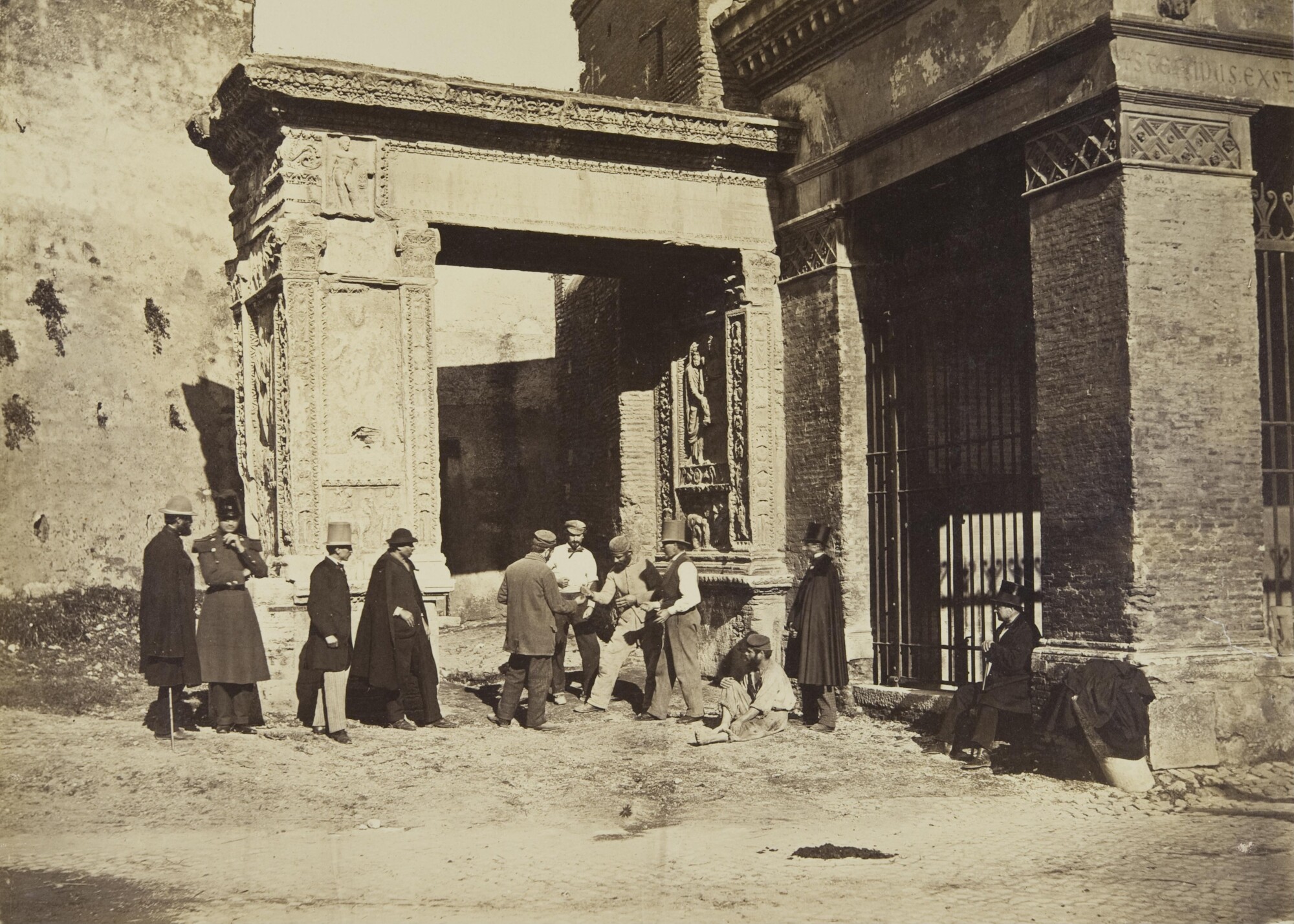 Альтобелли и Молинс. 
 

Игроки в морру перед аркой Аргентариев, 1860‑е 

Альбуминовый отпечаток 