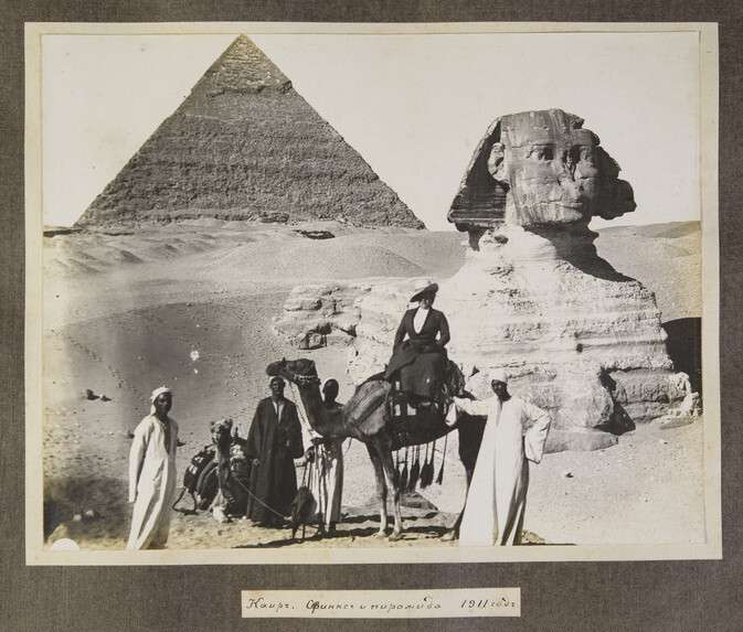 Неизвестный автор. 
 

Каир. Большой сфинкс и пирамида Хеопса. 

Египет, 1911 