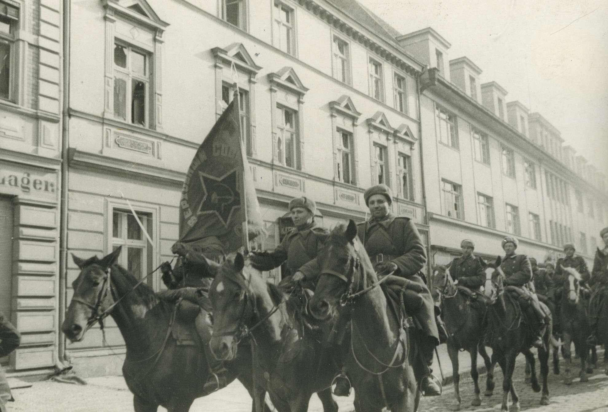 Ефим Копыт . 
 

Конногвардейцы генерал-лейтенанта Осликовского проходят через немецкий город Нейштеттин 

Германия, 1945  