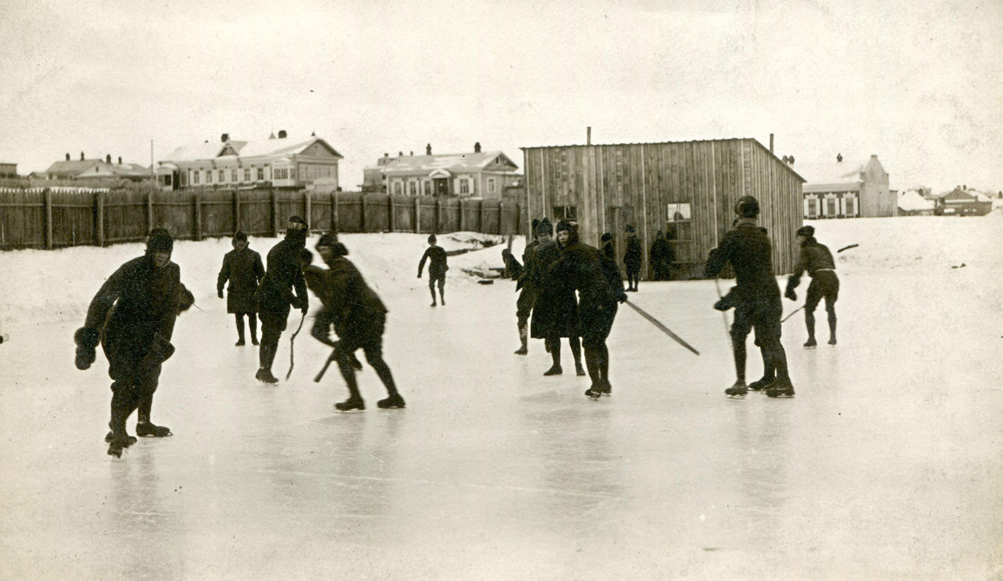 Военнослужащие 27-го полка Американского экспедиционного корпуса играют в хоккей. 
 

1918–1919 

© КГБНУК г. Хабаровск «ХКМ имени Н. И. Гродекова» 