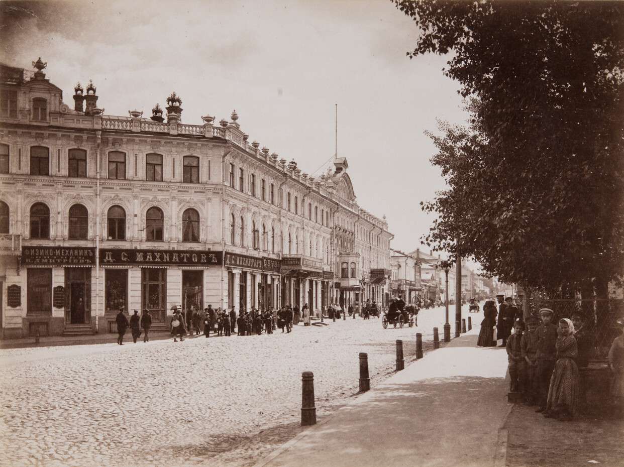 Максим  Дмитриев. 
 

Большая Покровская улица 

Нижний Новгород, 1890‑е 