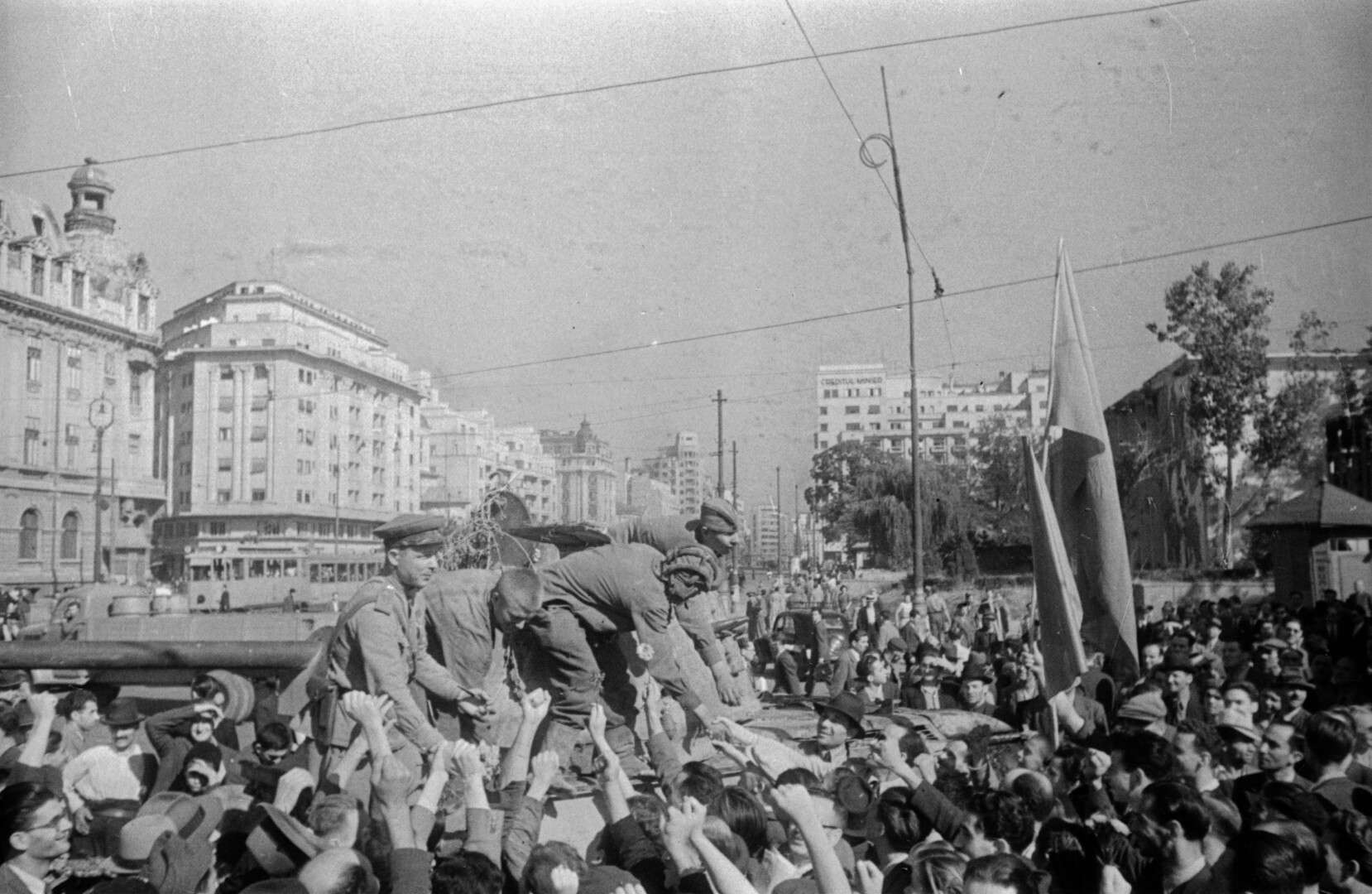 Неизвестный автор. 
 

Жители г. Бухареста приветствуют советских танкистов в День Победы 

Румыния, Бухарест, 9 мая 1945  