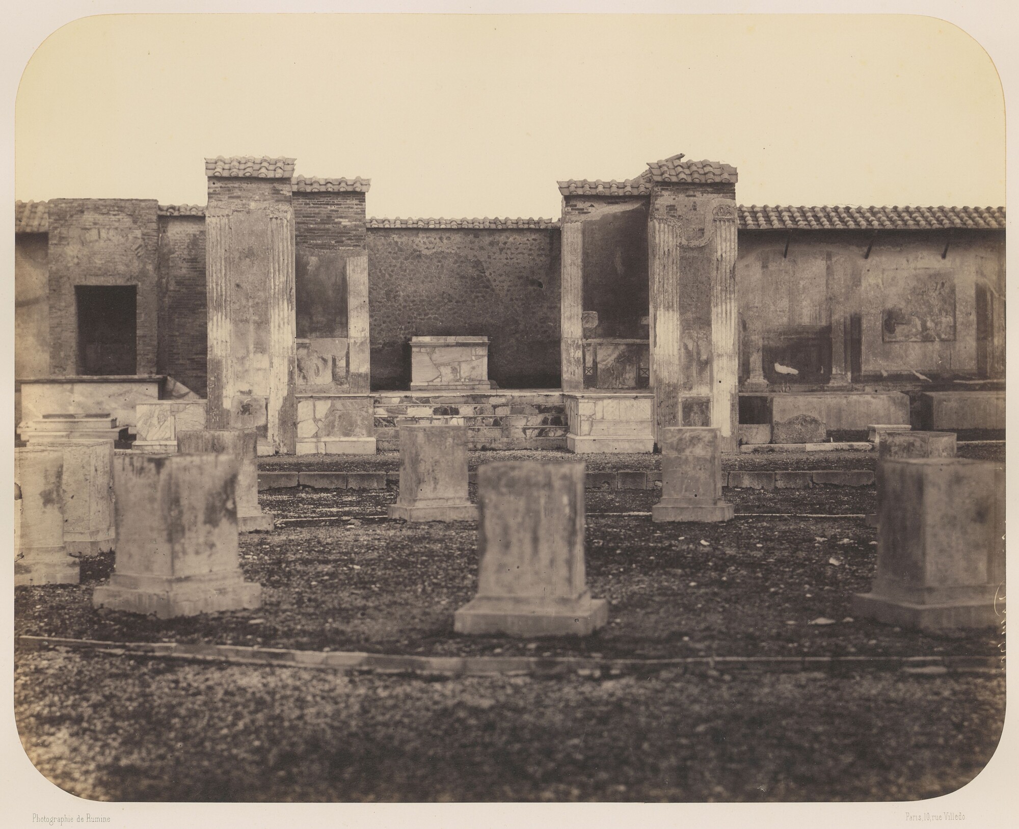 Гавриил Рюмин. 
 

Храм Веспасиана. Помпеи, 1859 

Альбуминовый отпечаток 