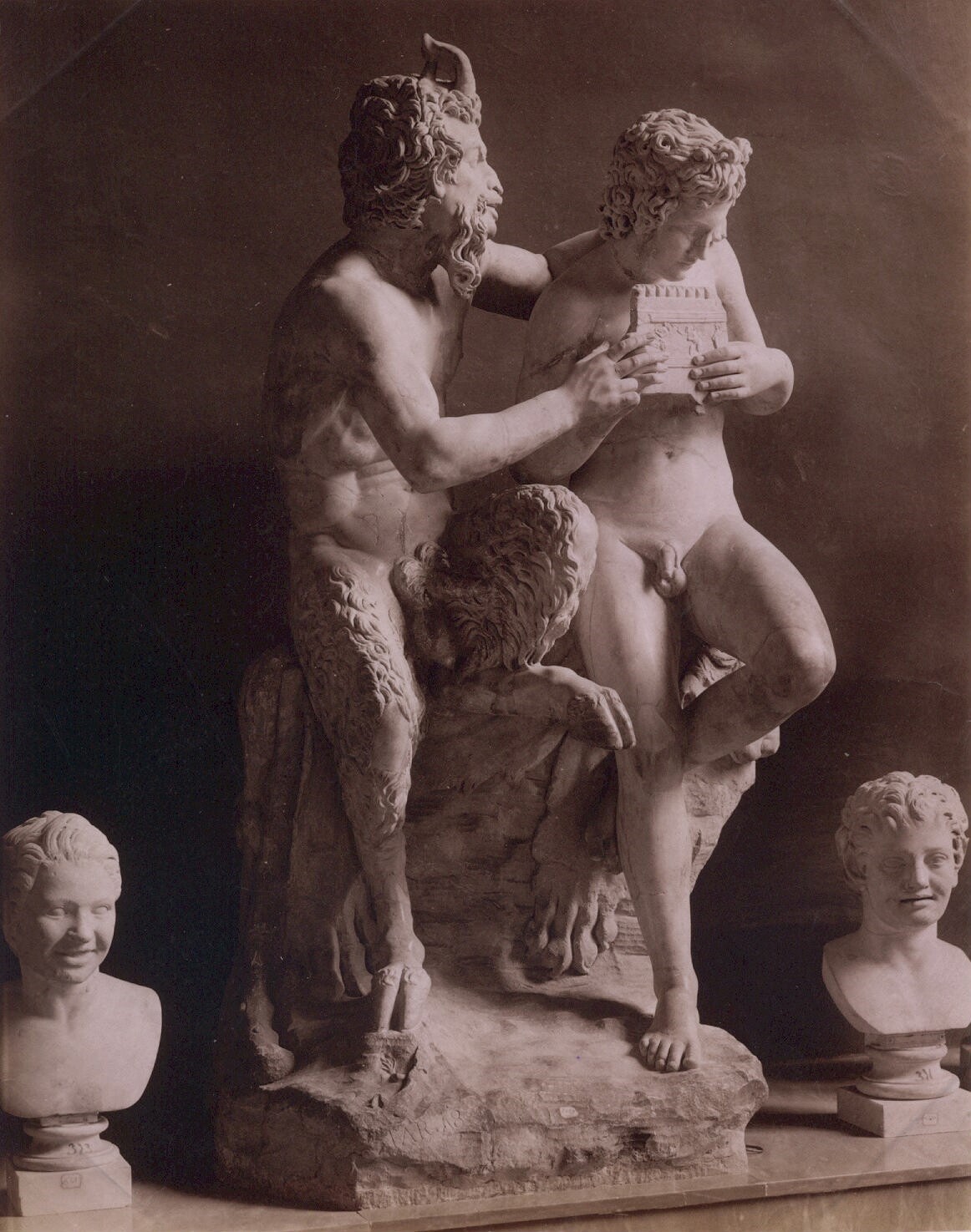 Джорджо Зоммер. 
 

Марсий и Аполлон. Национальный археологический музей Неаполя, 1870‑е 

Альбуминовый отпечаток 