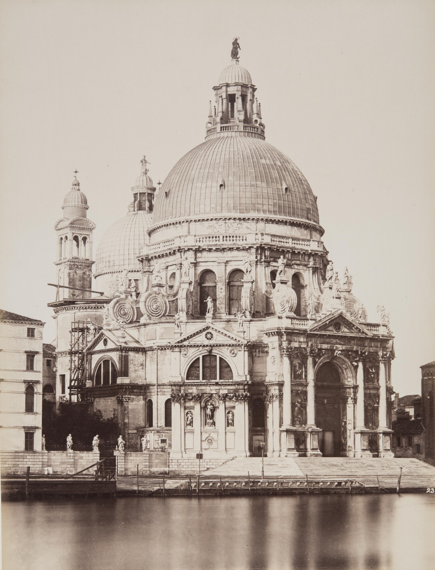 Карло Найя. 
 

Собор Санта-Мария-делла-Салюте, 1876 

Альбуминовый отпечаток 