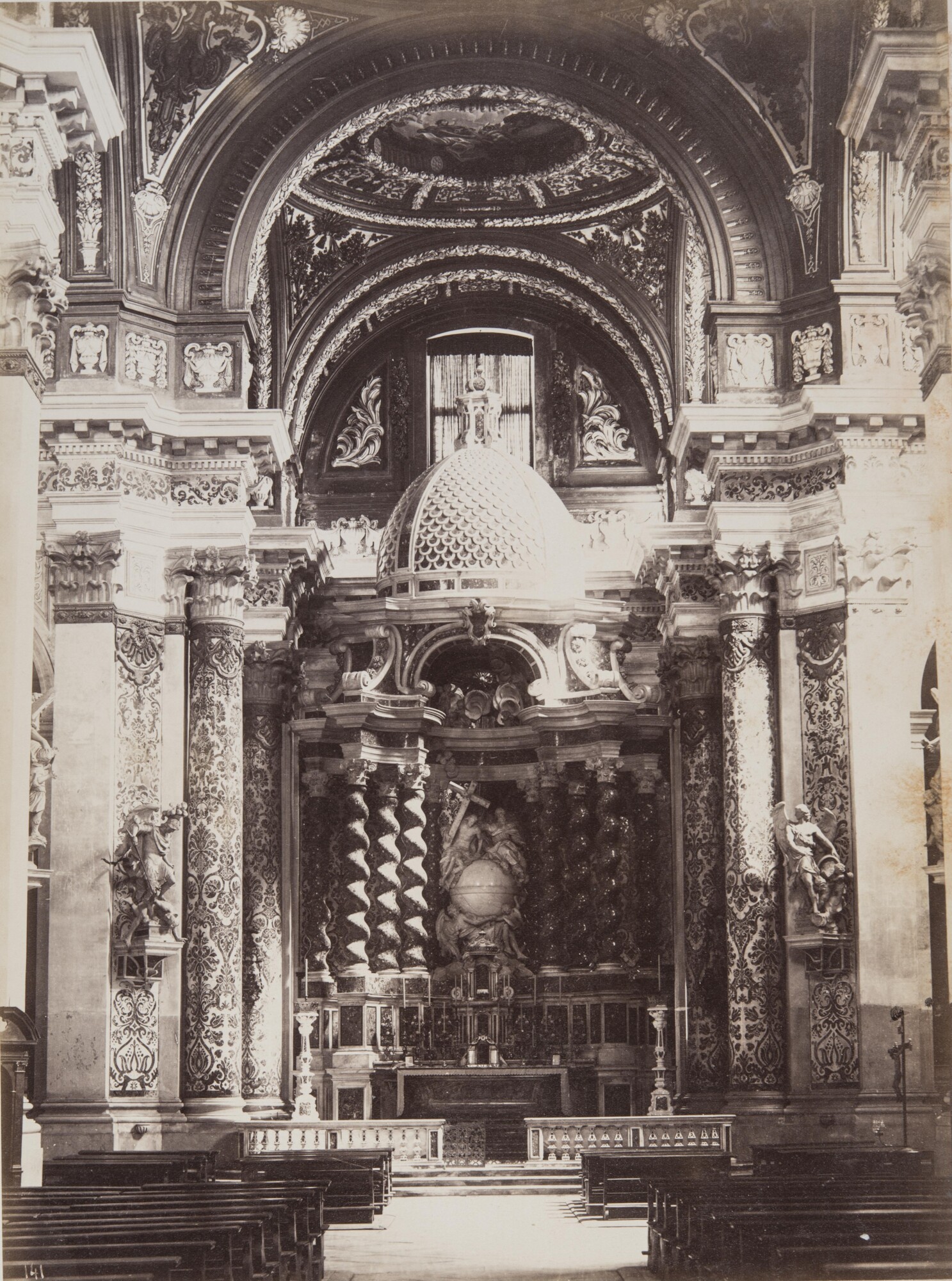 Карло Найя. 
 

Алтарь церкви Джезуити, 1874 

Альбуминовый отпечаток 