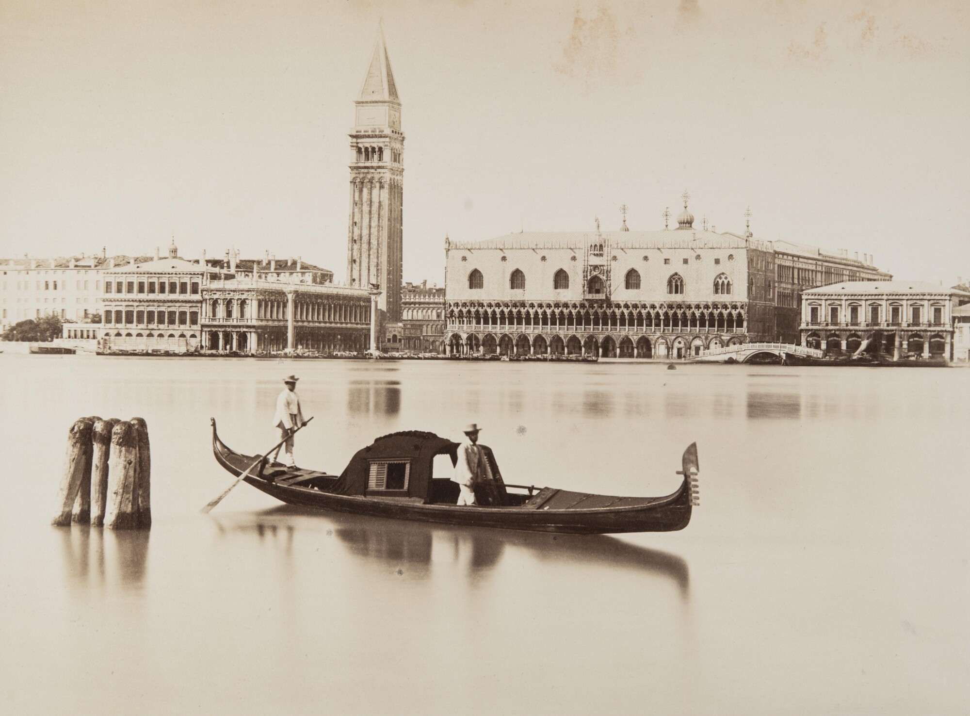 Карло Найя. 
 

Вид на площадь Сан Марко, снятый с острова Сан Джорджо Маджоре, 1876 

Альбуминовый отпечаток 