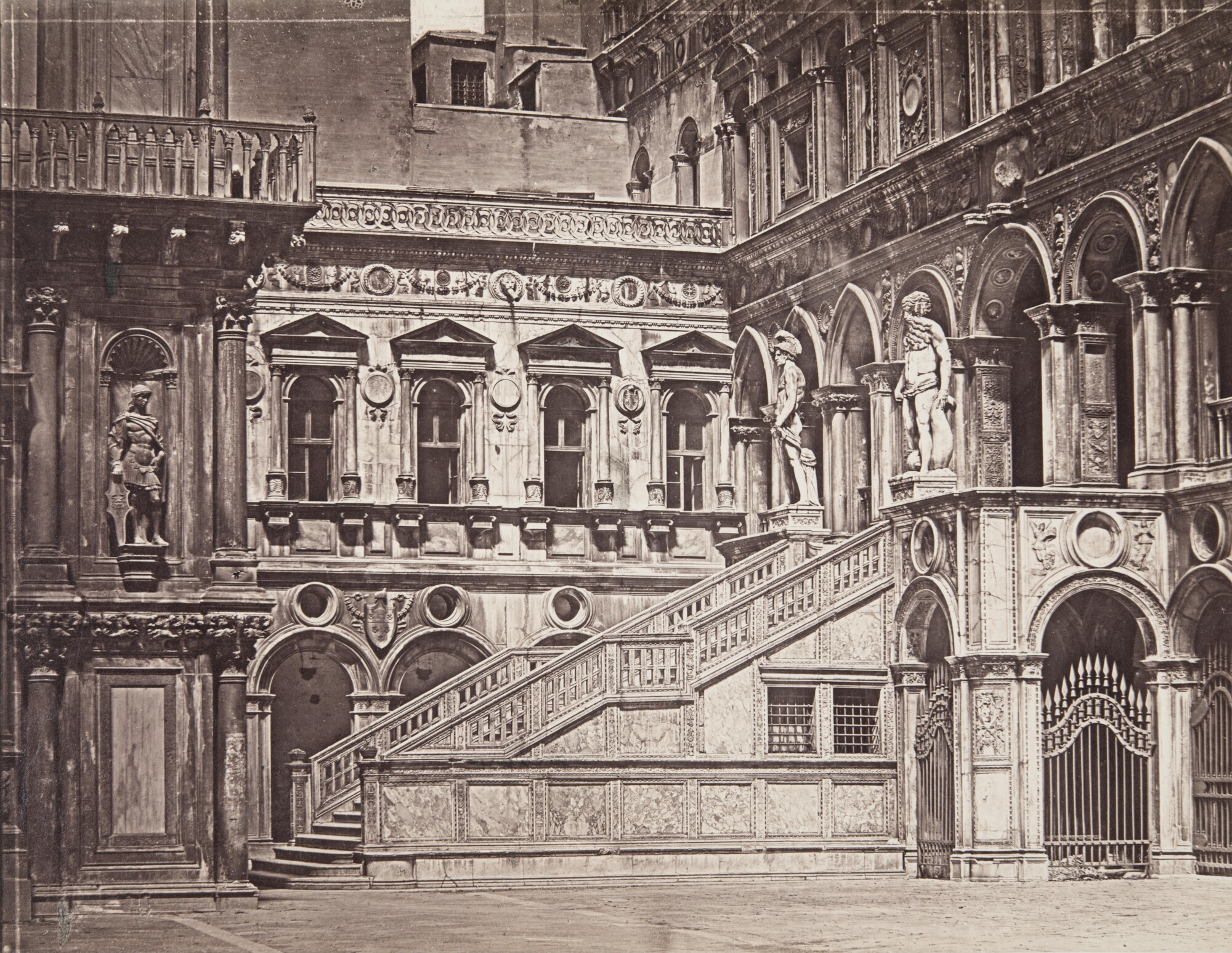 Доменико Брезолин. 
 

Лестница Гигантов во внутреннем дворе Дворца дожей, 1850‑е 

Альбуминовый отпечаток 