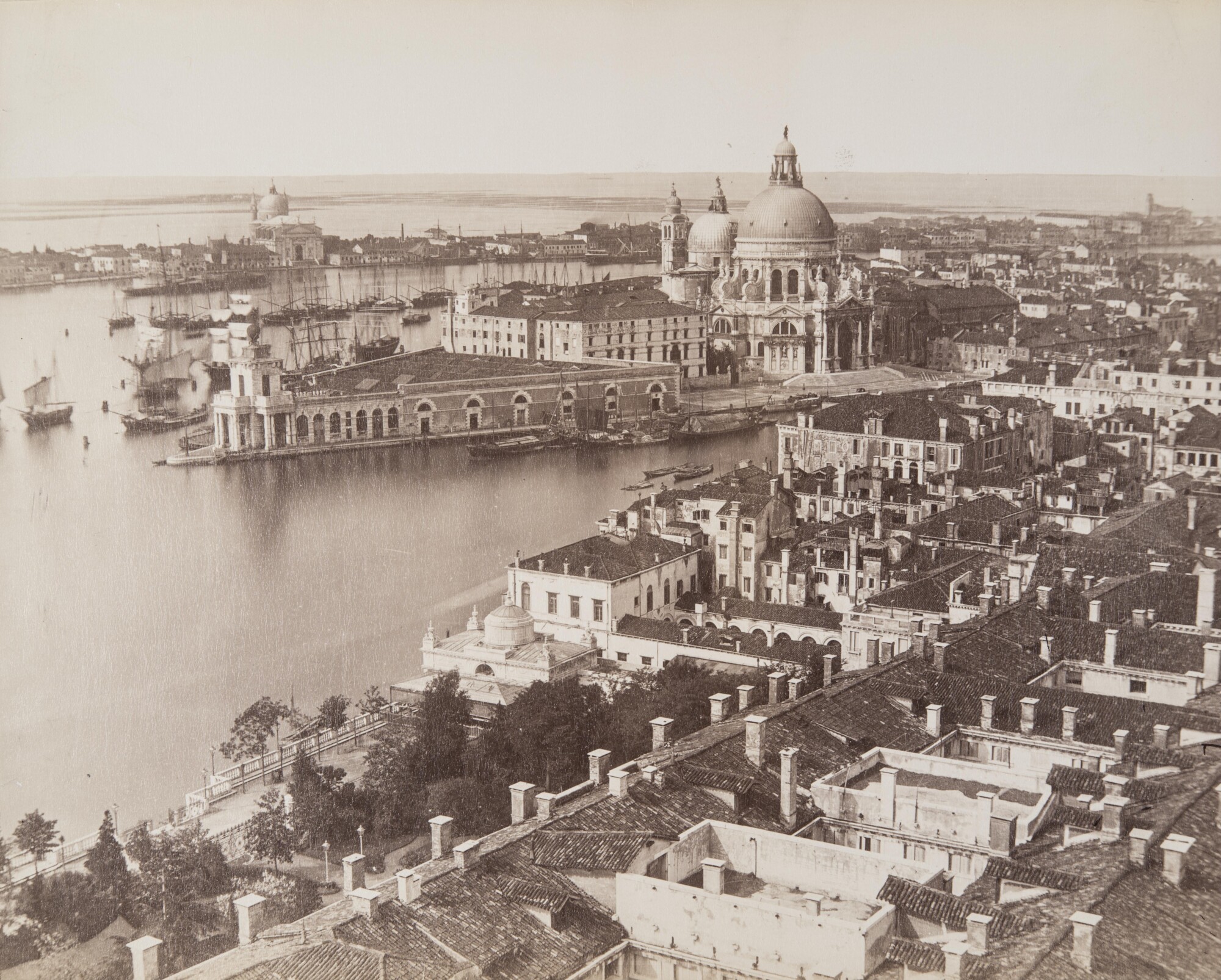 Карло Понти. 
 

Вид с кампанилы собора Святого Марка на Гранд-канал, 1860‑е 

Альбуминовый отпечаток 