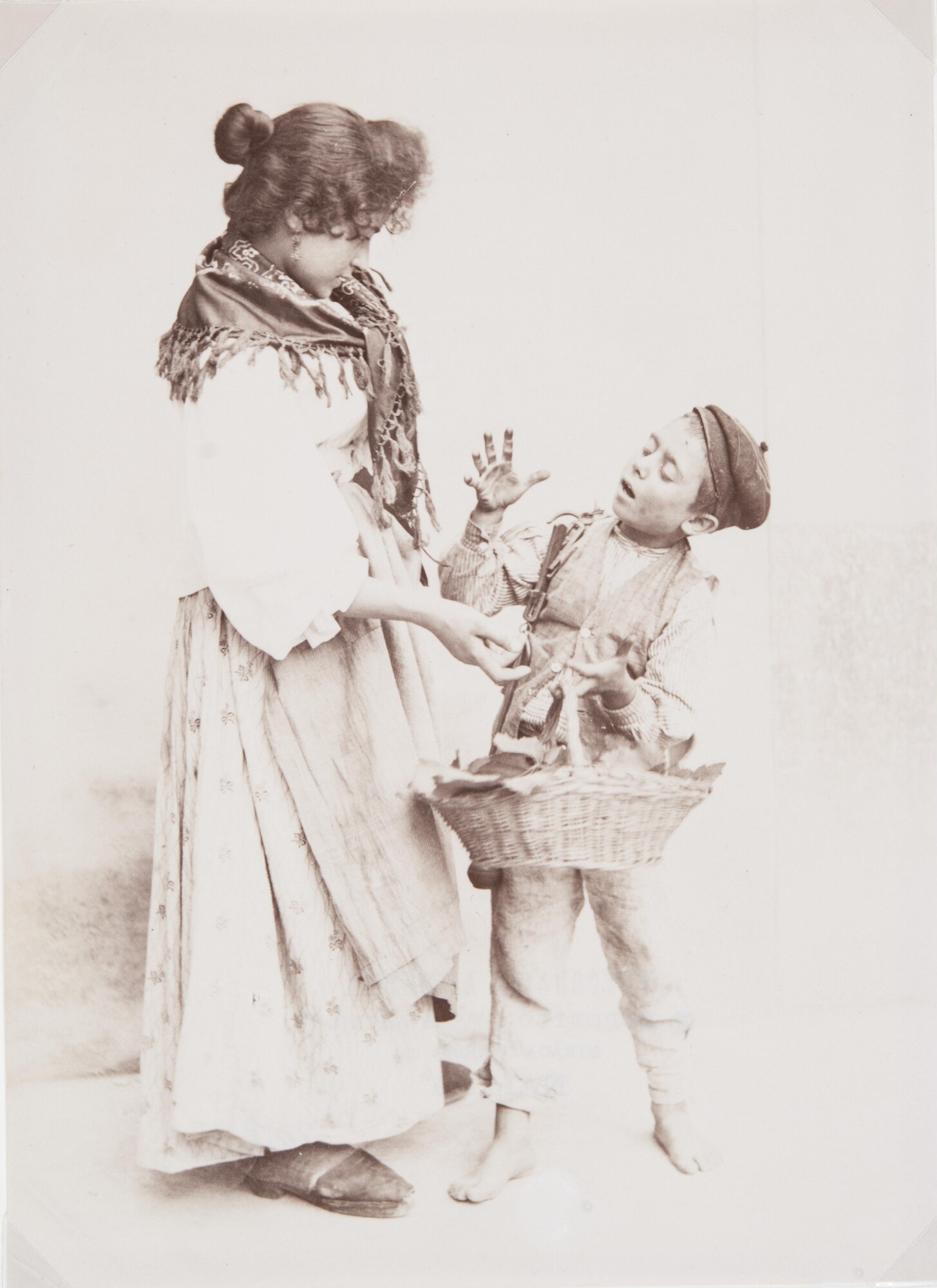 Фотоателье Эспозито. 
 

Девушка спорит с мальчиком — продавцом фруктов, 1870–1890‑е 

Альбуминовый отпечаток 