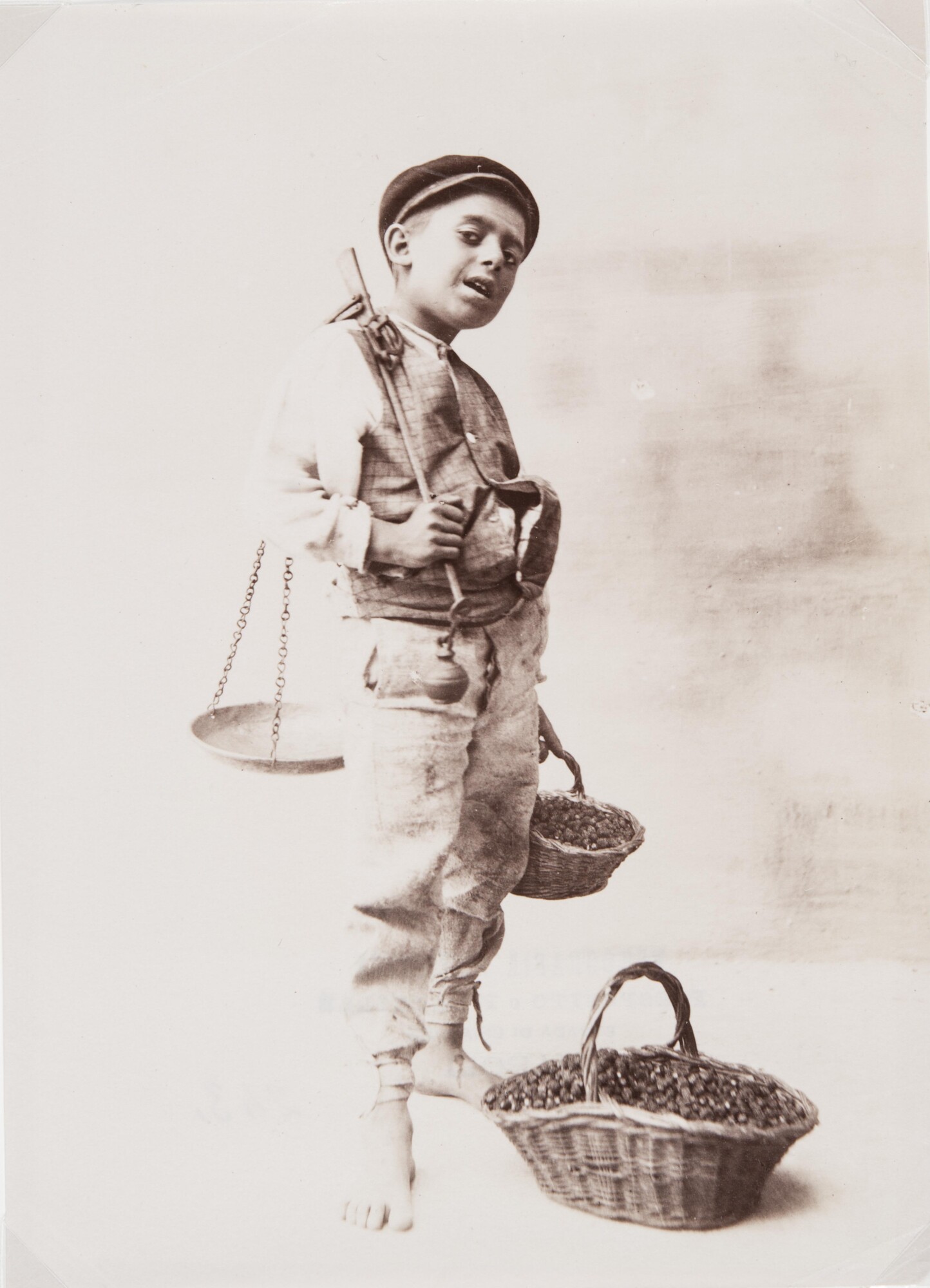 Фотоателье Эспозито. 
 

Продавец ягод, 1870–1890‑е 

Альбуминовый отпечаток 