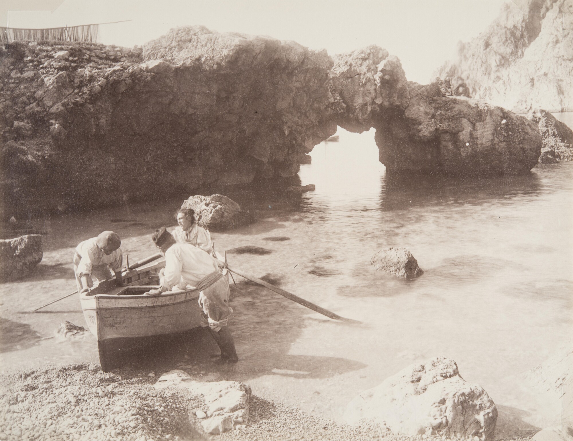 Джакомо Броджи. 
 

Рыбаки на пляже Марина Пиккола, 1900‑е 

Альбуминовый отпечаток 