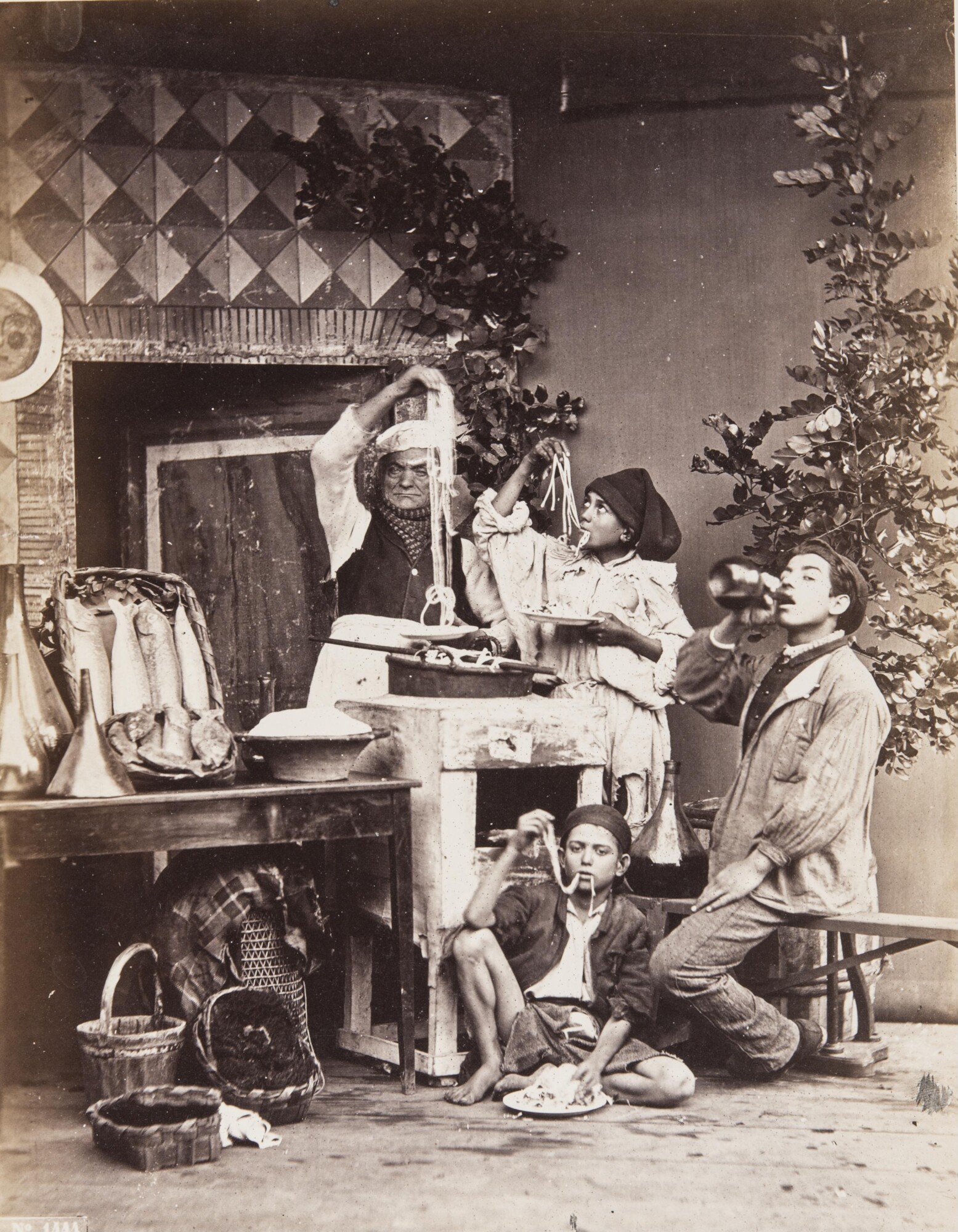 Джорджо Зоммер. 
 

Неаполитанцы: продавцы пасты, рыбы и вина, 1865 

Альбуминовый отпечаток 