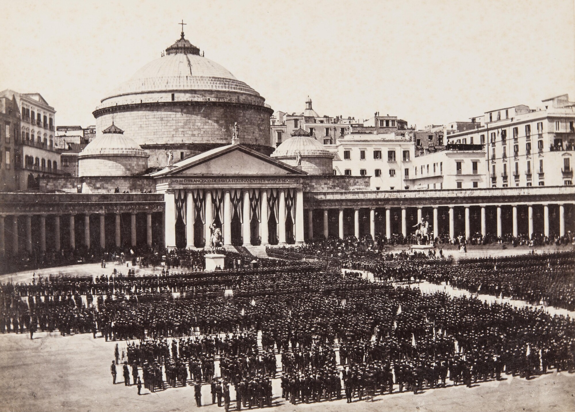 Джорджо Зоммер. 
 

Парад Национальной гвардии на пьяцца дель Плебишито, 1861–1865 

Альбуминовый отпечаток 