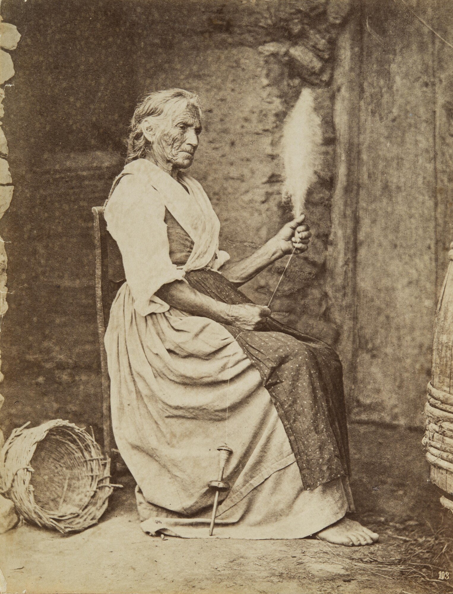 Карло Найя. 
 

Женщина за пряжей. Остров Капри, около 1865 

Альбуминовый отпечаток 