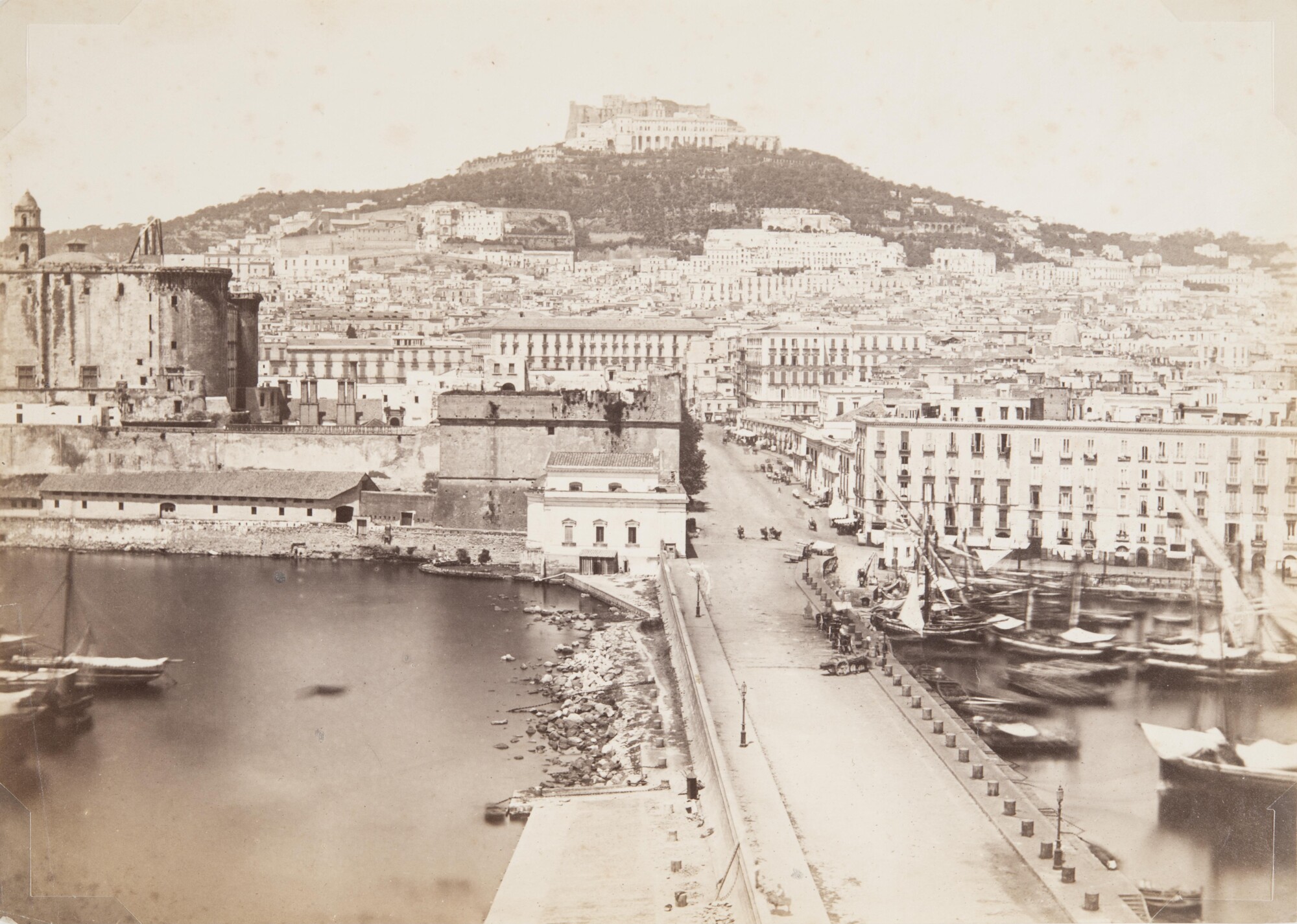 Роберто Риве. 
 

Вид на замок Сант-Эльмо, 1862 

Альбуминовый отпечаток 