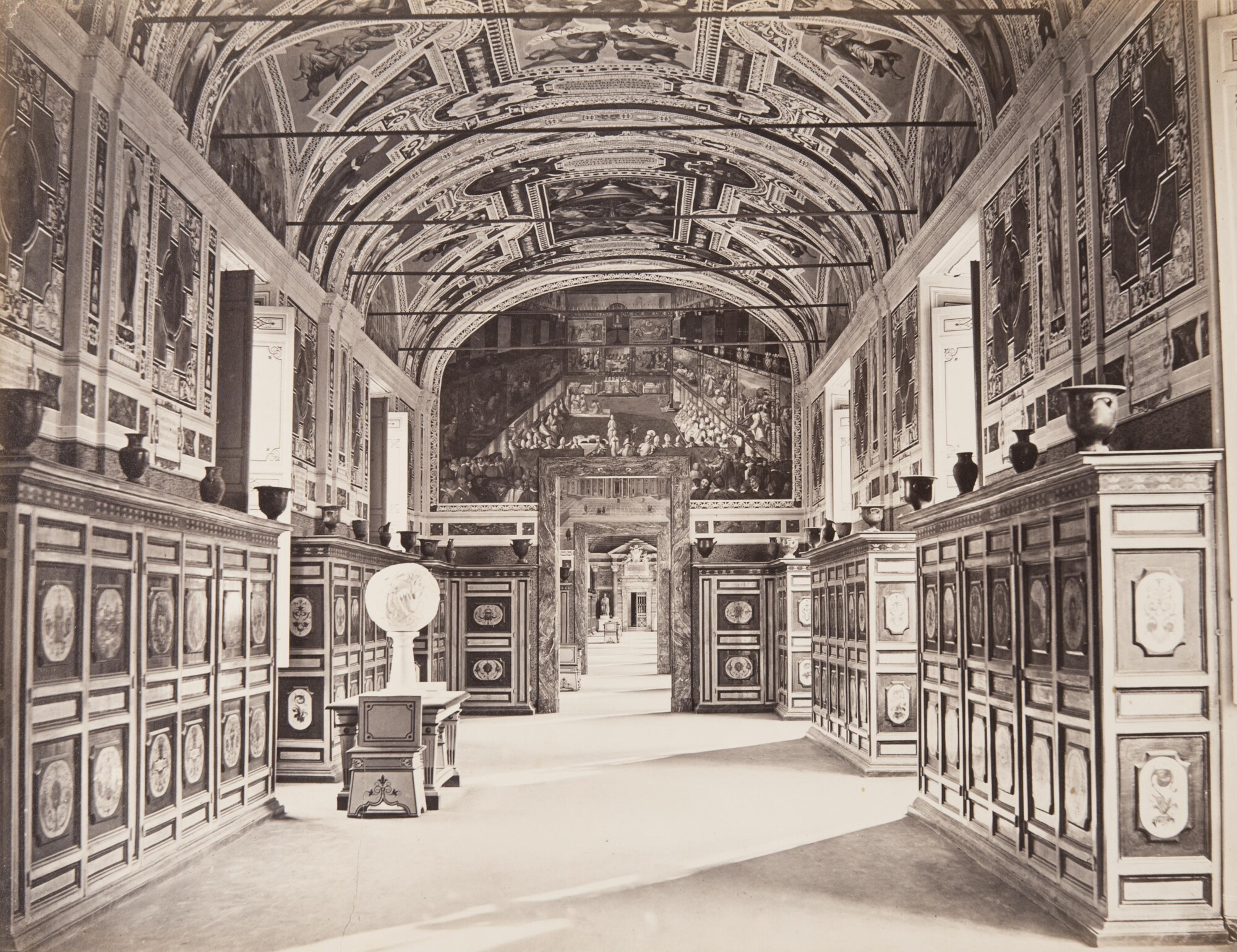 Альтобелли и Молинс. 
 

Ватикан. Интерьер Апостольской библиотеки, 1860‑е 

Альбуминовый отпечаток 