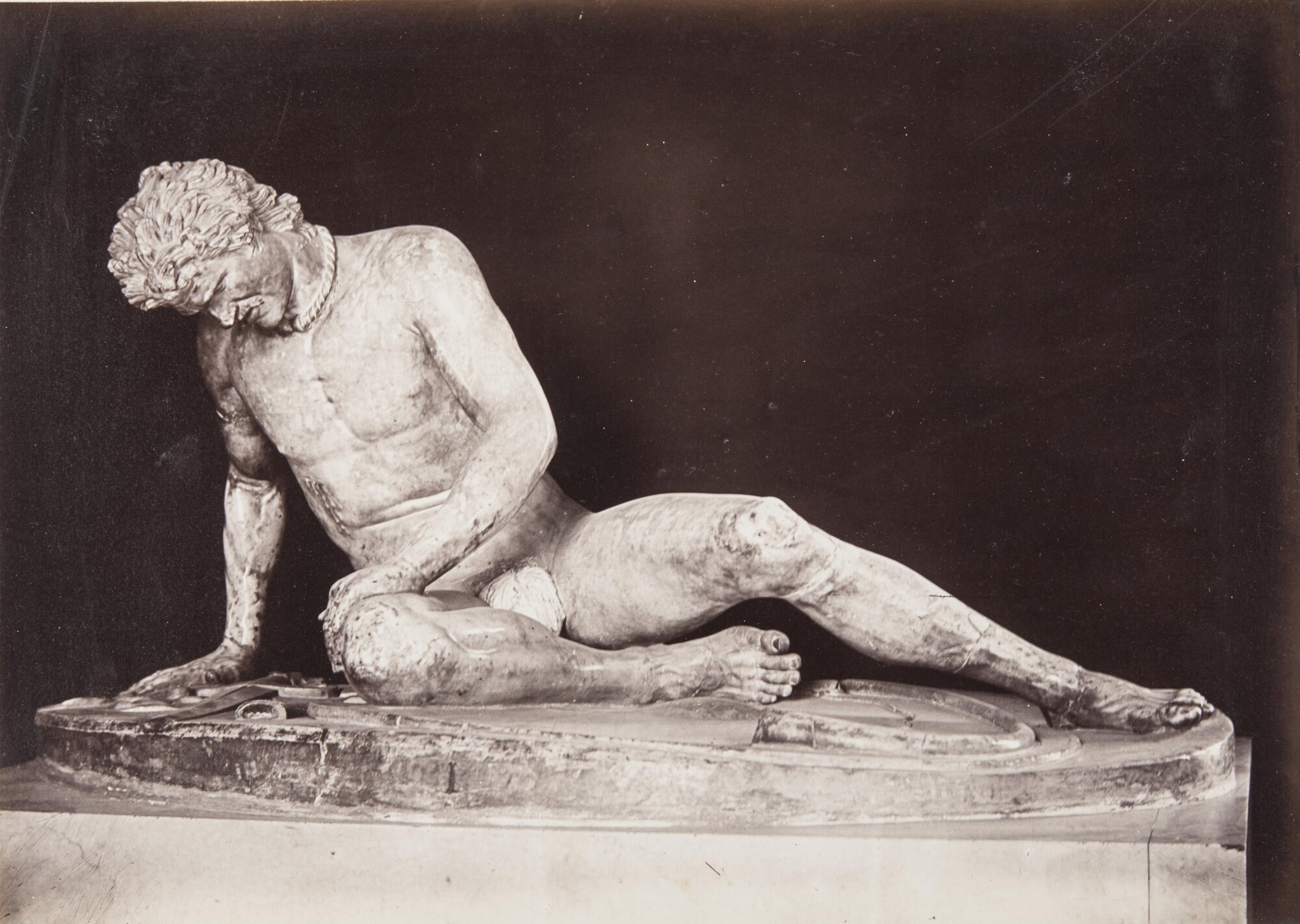 Роберт Тернбулл Макферсон. 
 

Умирающий галл. Капитолийские музеи, 1860‑е 

Альбуминовый отпечаток 