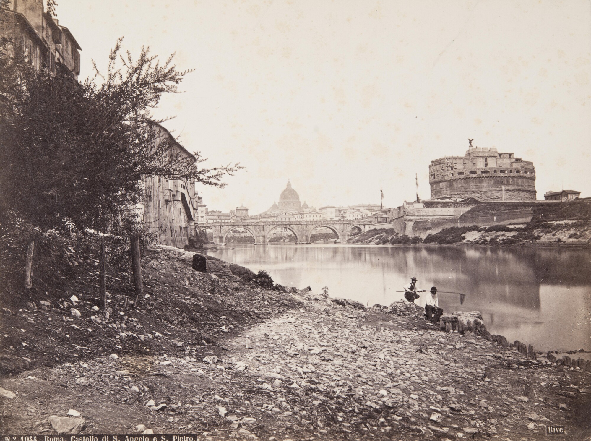 Роберто Риве. 
 

Вид на мост Святого Ангела и замок Святого Ангела, 1860‑е 

Альбуминовый отпечаток 