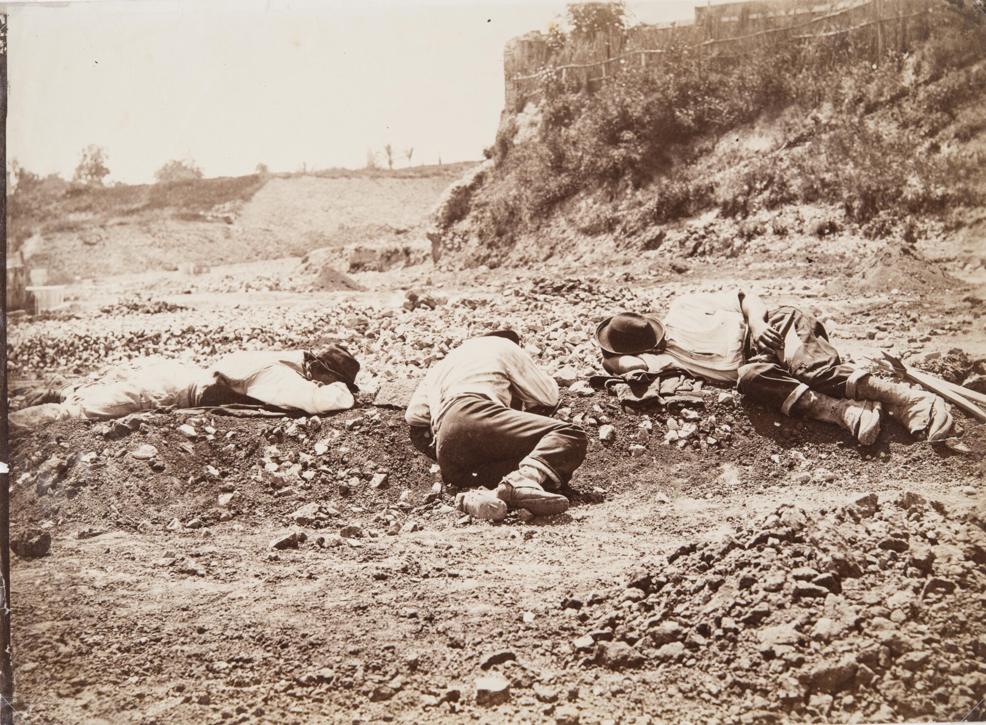 Иньяцио Куньони. 
 

Спящие дробильщики камней, 1872 

Альбуминовый отпечаток 