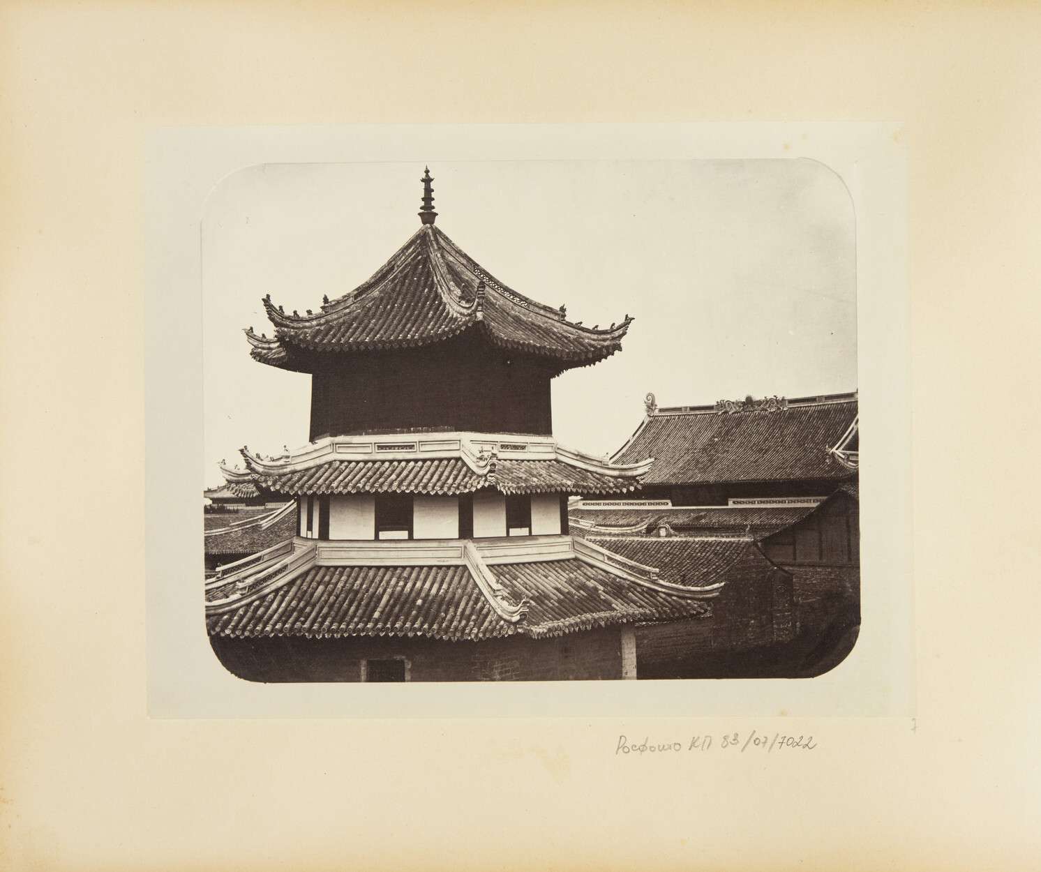 Кусакабе Кимбей (?). 
 

Восьмиугольный павильон у южных ворот Нинбо. 

Китай, 1870‑е 