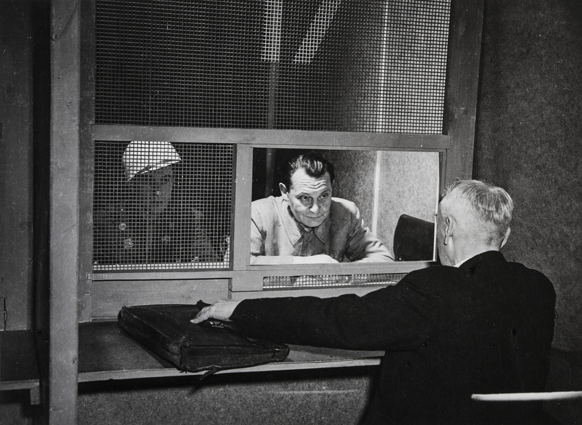 Е. А. Халдей. 
 Нюрнберг. Последняя трибуна Геринга. Герман Геринг со своим адвокатом 1946 