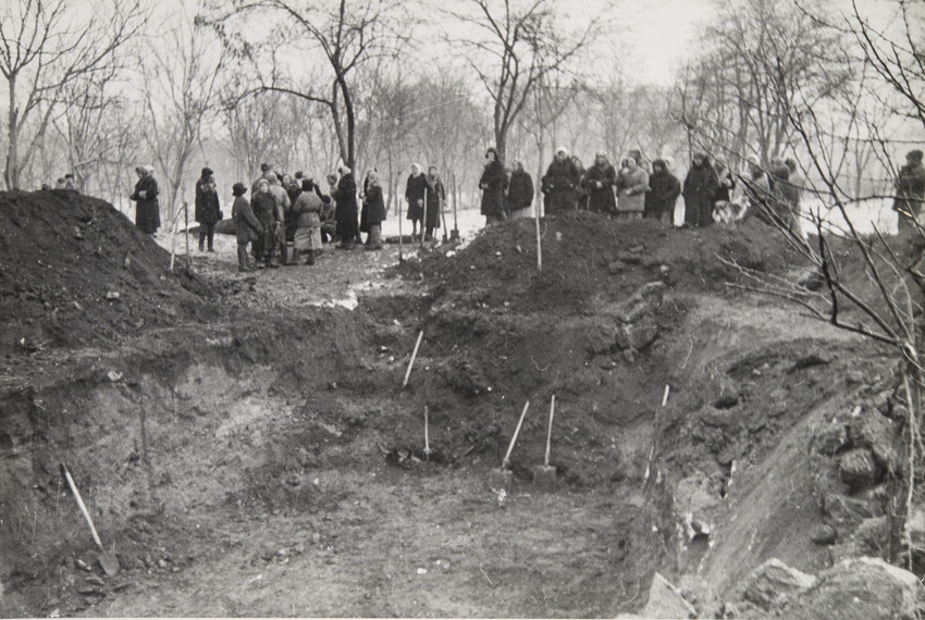 Е. А. Халдей. 
 Братская могила для мирных жителей 1943 