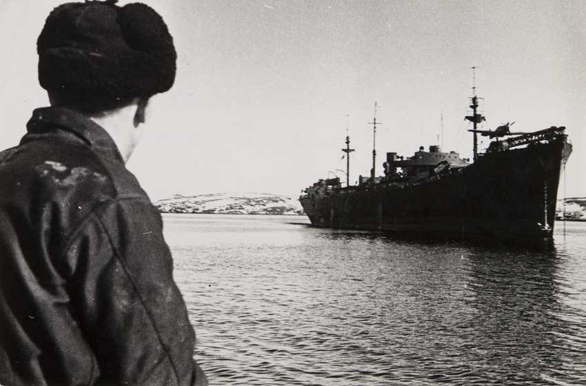 Е. А. Халдей. 
 Подбитый транспорт в бухте, ждет ремонта 1941 