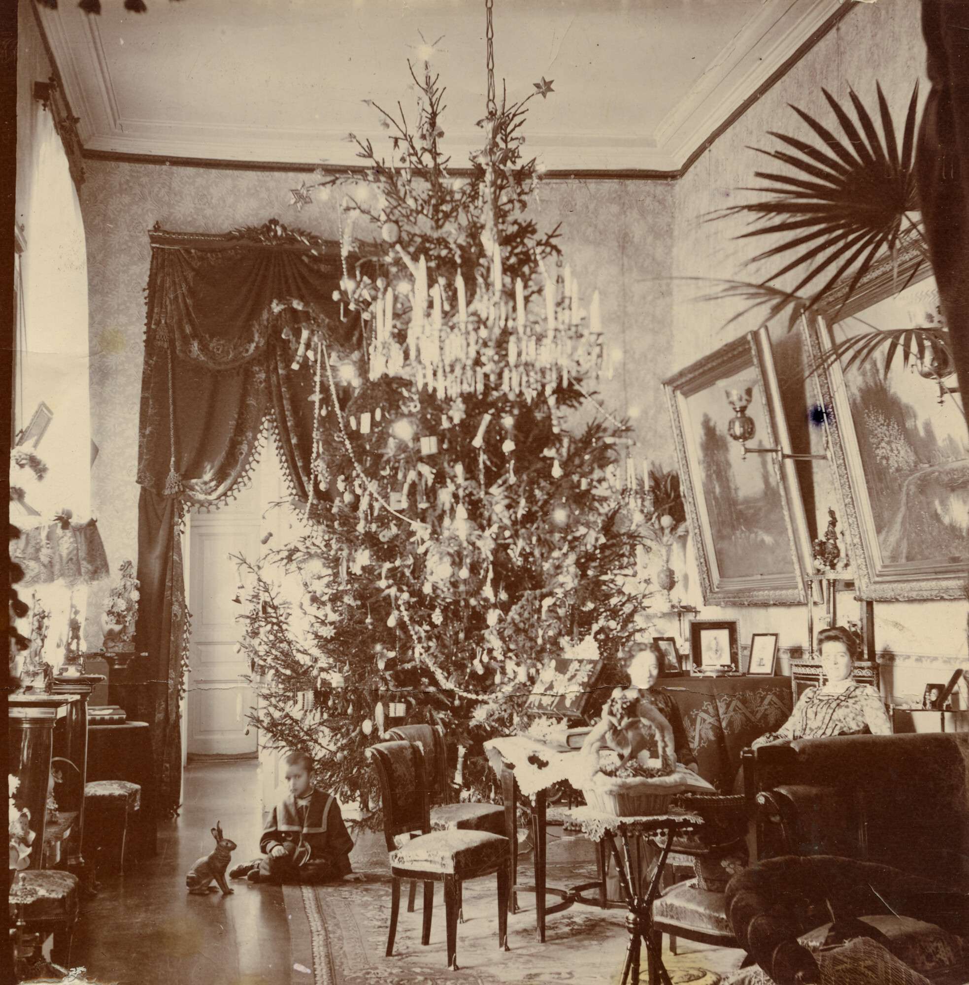 Unknown photographer. 
 

Group Portrait in Festive Interior, 1910s 
 