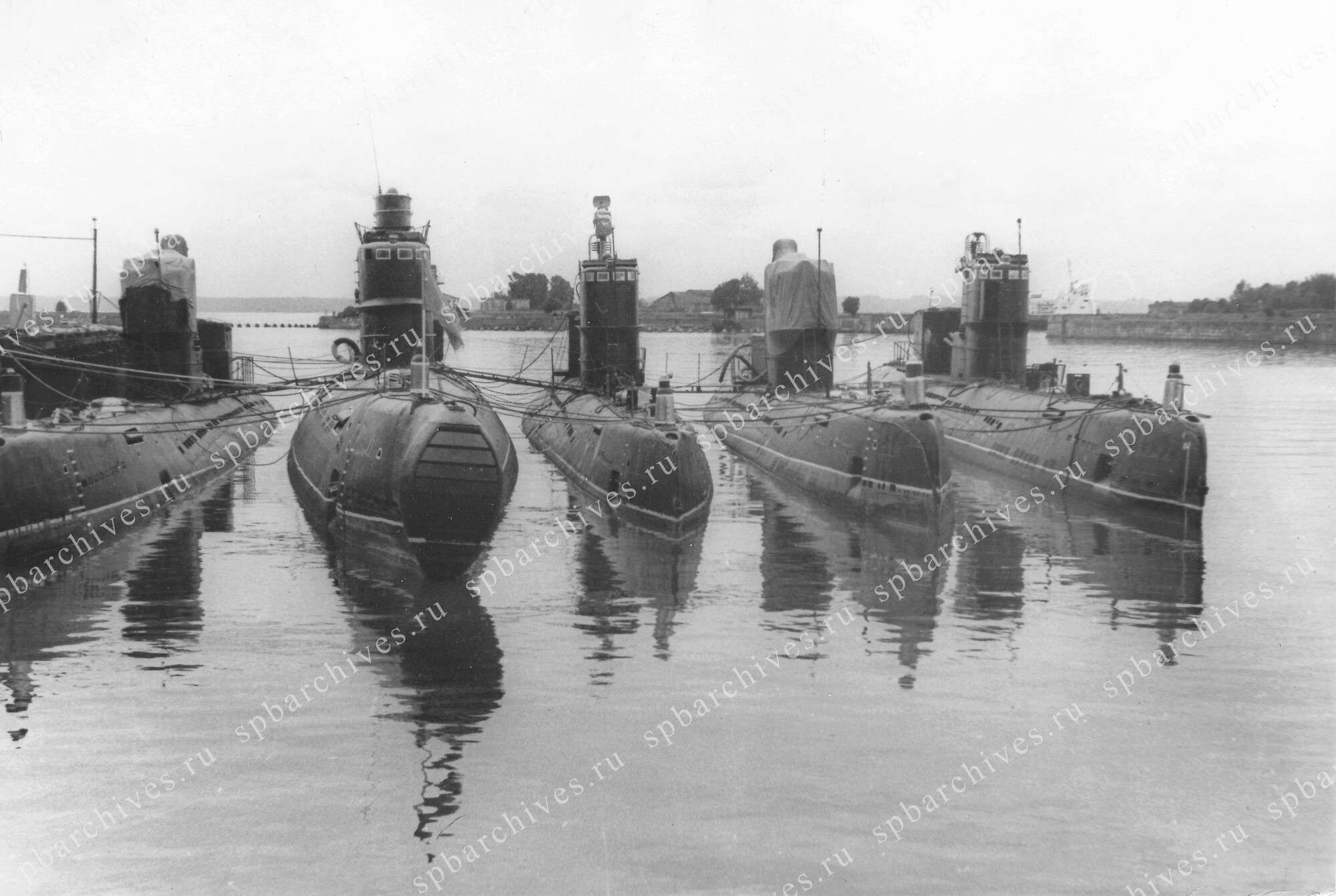 Отряд подводных лодок Дважды Краснознаменного Балтийского флота на стоянке
Фотография Михаила Александровича Ширмана, июль 1975
ЦГАКФФД. 
 
  
