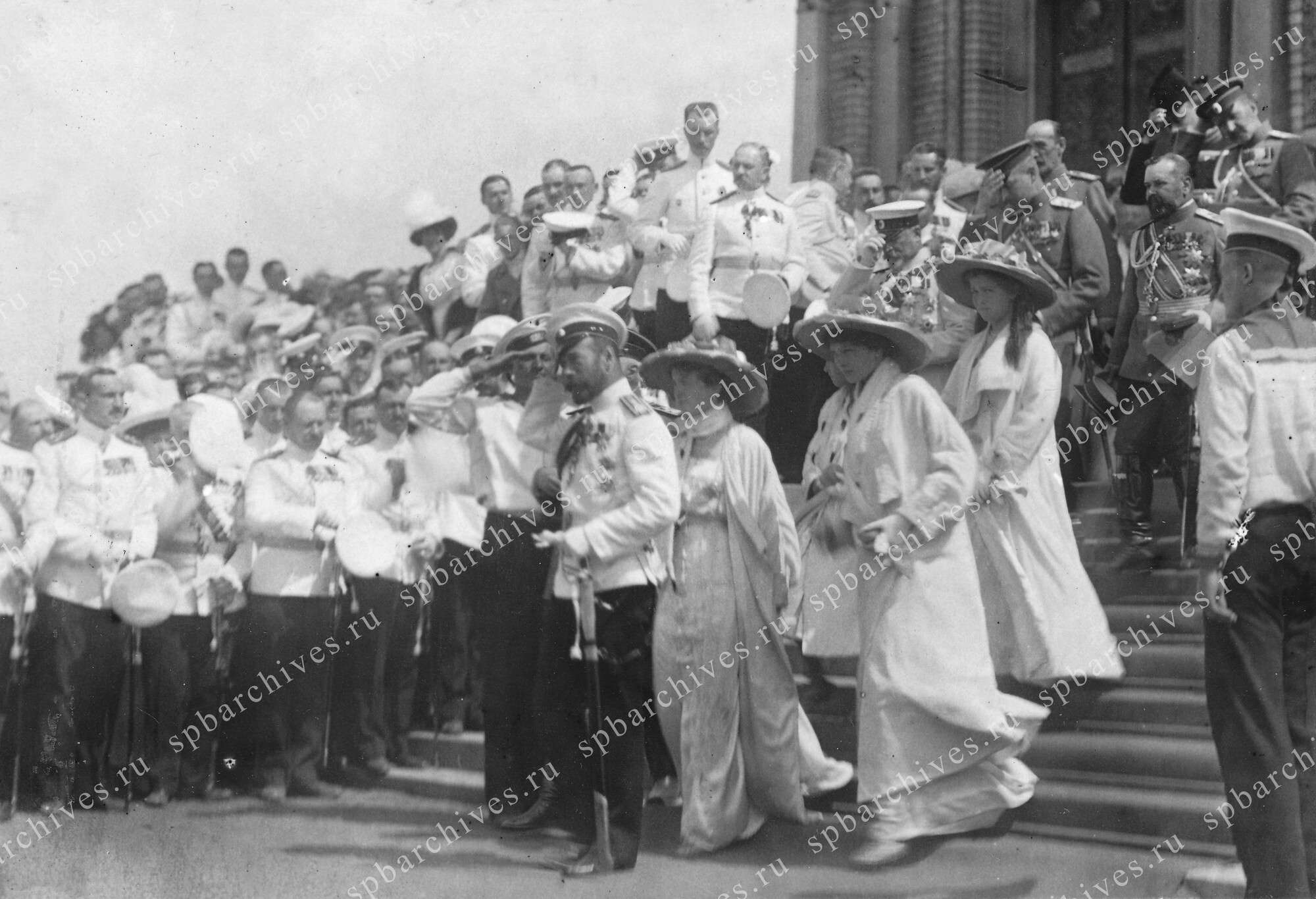 Император Николай II с дочерьми и сопровождающие его лица во время освящения Морского собора
Фотография Якова Владимировича Штейнберга, 1913 
ЦГАКФФД. 
 
  