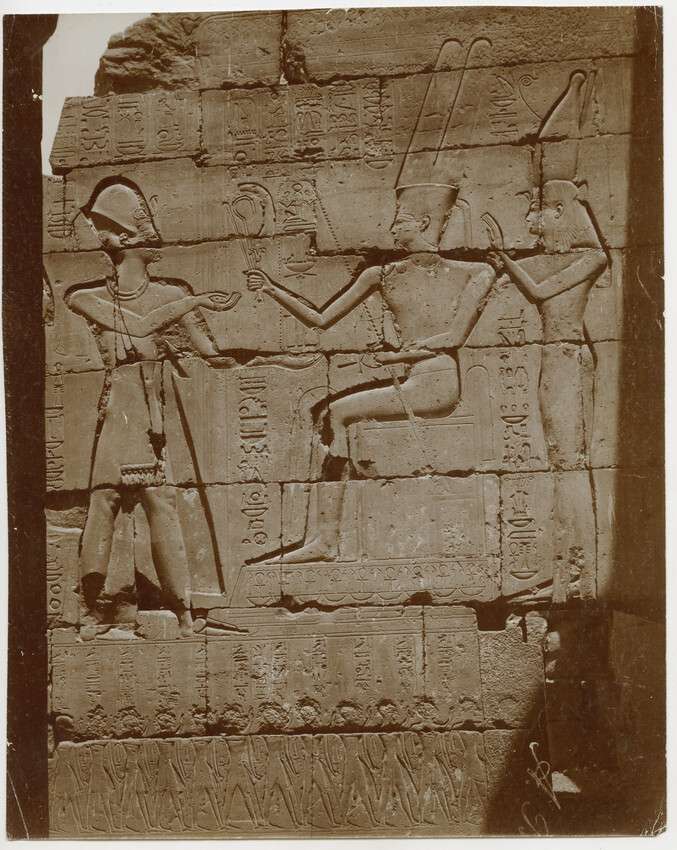 Антонио Беато. 
 

Рамассеум. Рельеф "Рамсес с семьей". 

Египет, 1860-1880‑е 